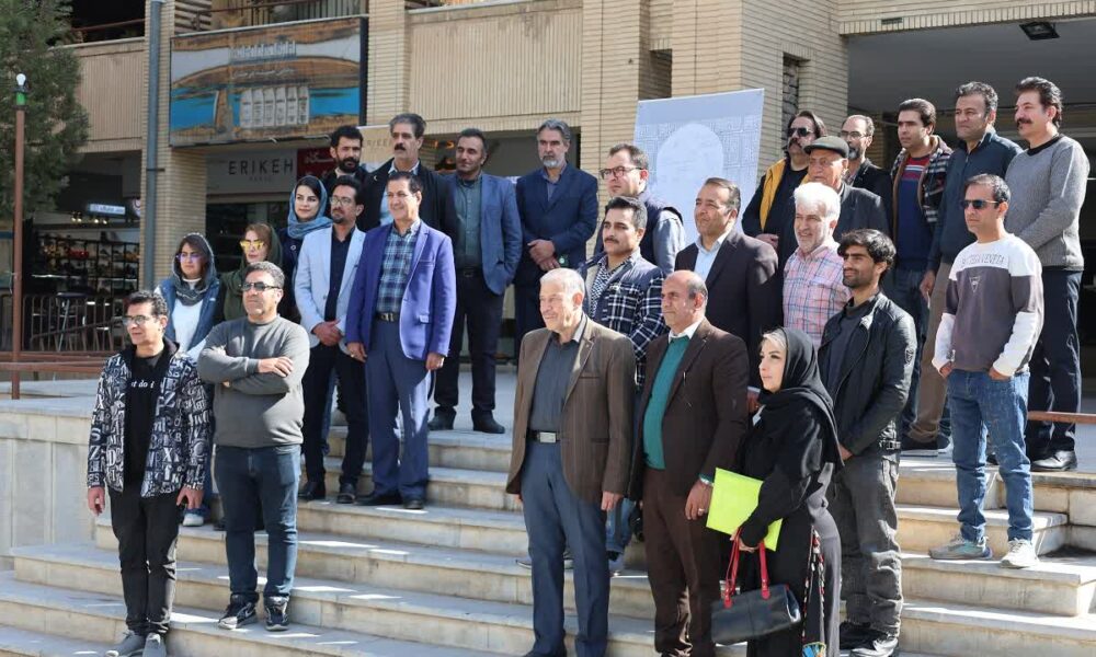 رونمایی مردمی از پوستر جشنواره تئاتر استانی چهارمحال و بختیاری