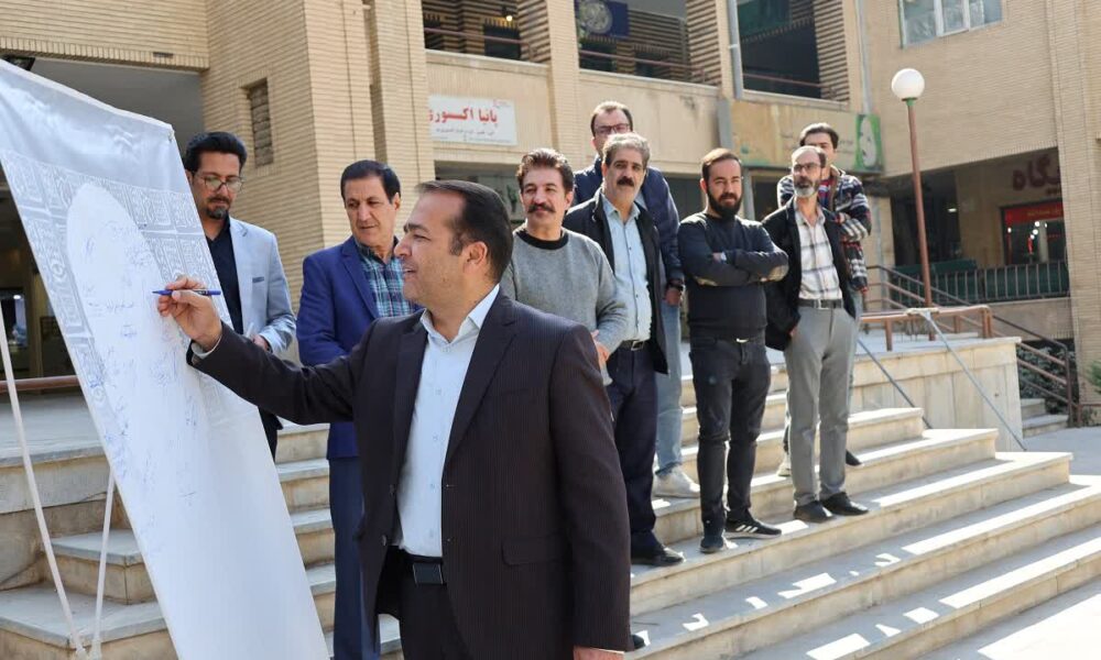 رونمایی مردمی از پوستر جشنواره تئاتر استانی چهارمحال و بختیاری