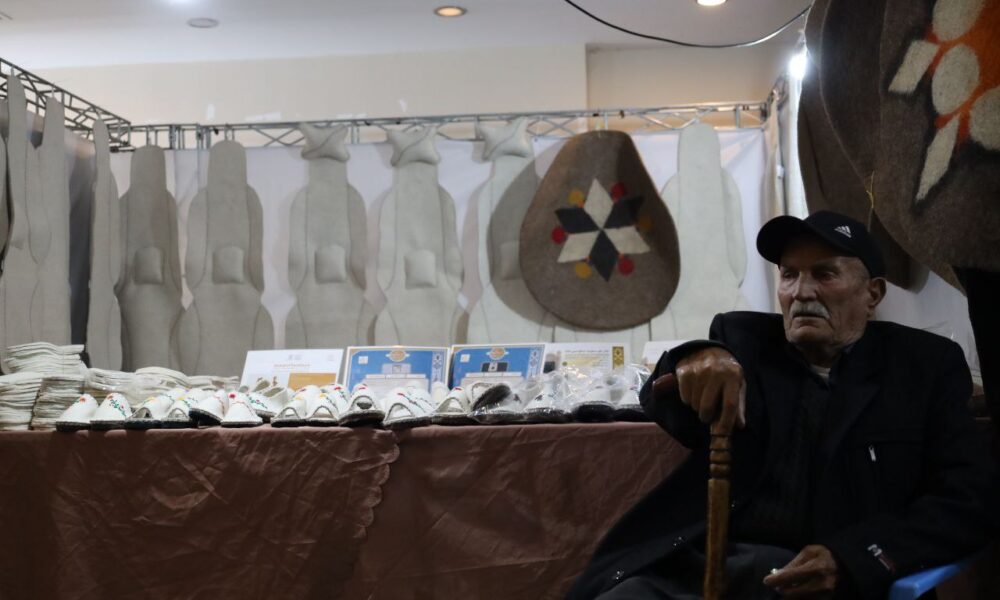 نخستین جشنواره ملی نمد در شهرکرد آغاز بکار کرد 